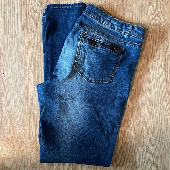 DownEast Womens denim jeans size 10
Back pockets zip
5” bottom hem
Pre-owned - Picture 5 of 8